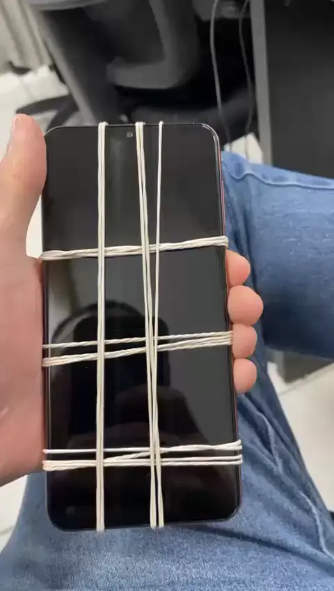 Celular com tela nova sendo testado na mão