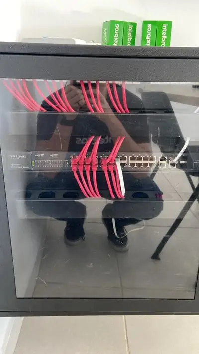 Rack de rede com cabos organizados e switch